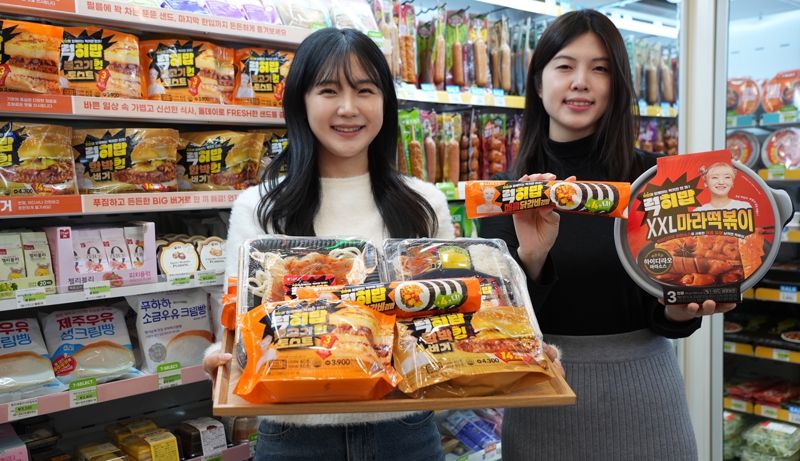 모델들이 세븐일레븐과 유튜버 히밥의 콜라보레이션 간편식 '럭히밥 시리즈'를 선보이고 있다. 세븐일레븐 제공