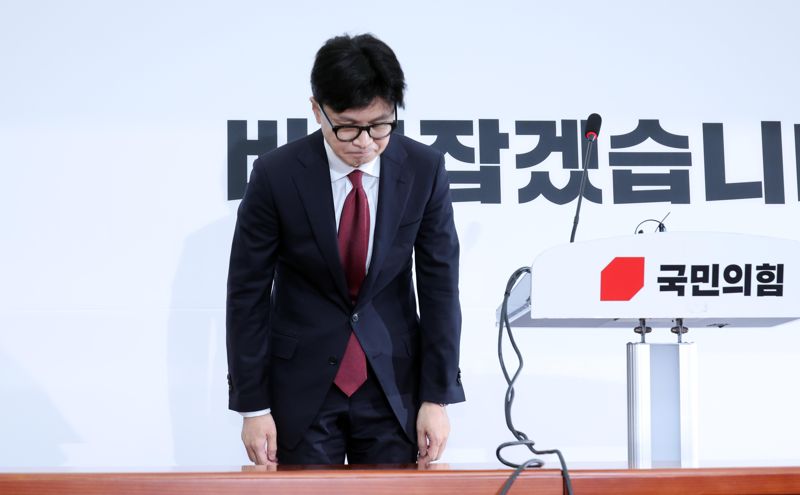 한동훈 국민의힘 대표가 12일 서울 여의도 국회에서 대통령 탄핵 관련 입장을 발표 하고 국민들께 고개 숙여 인사하고 있다. 사진=박범준 기자