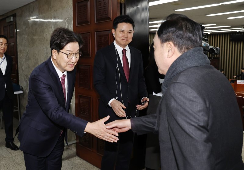 무릎 꿇은 김태호 "맞잡은 대통령과의 손을 놓을 때"