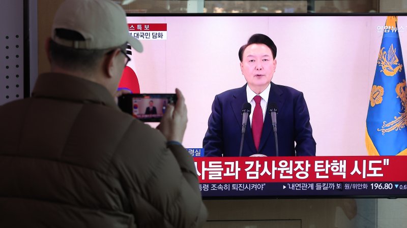 윤석열 대통령에 대한 국회의 탄핵소추안 발의일인 12일 서울 중구 서울역 대합실에서 시민들이 윤석열 대통령의 4번째 대국민 담화를 시청하고 있다. /사진=뉴스1