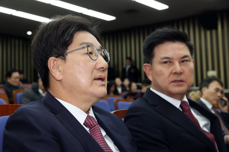 12일 오전 국회에서 국민의힘 원내대표 선출을 위한 의원총회에 앞서 후보인 권성동 의원(왼쪽)과 김태호 의원이 대화하고 있다. 연합뉴스