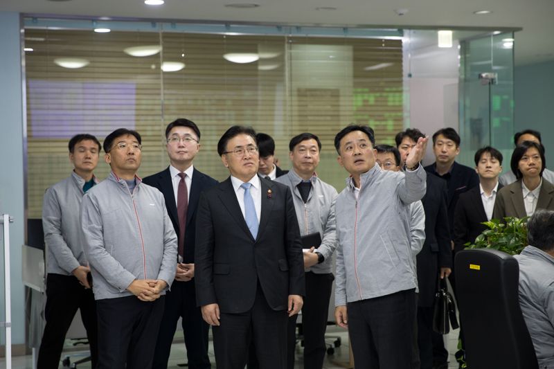 "통신장애 불편 없어야" 유상임 장관, KT 네트워크 관제센터 방문