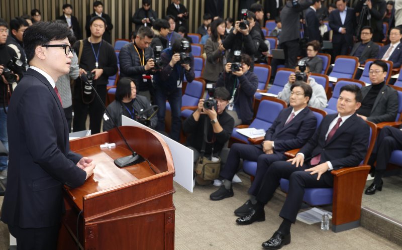 尹 출당.제명조치 지시한 韓..탄핵이후 대국민 여론전으로 반전 모색하나