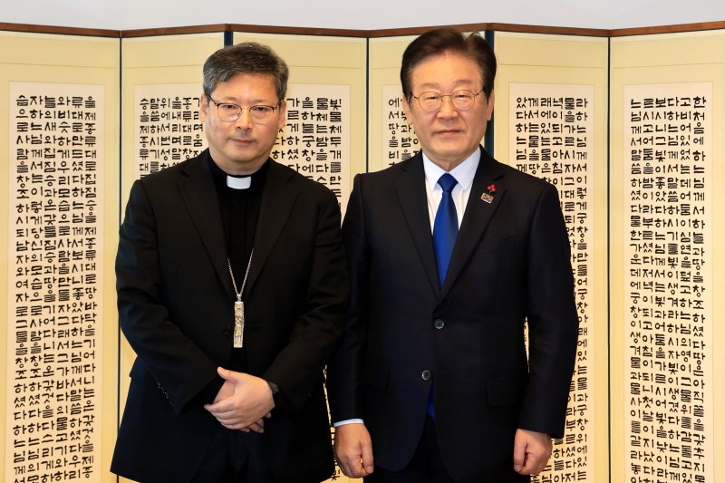 (서울=뉴스1) 국회사진취재단 = 이재명 더불어민주당 대표가 12일 오전 천주교 서울대교구청에서 정순택 대주교를 예방, 기념촬영하고 있다. 2024.12.12/뉴스1 /사진=뉴스1화상