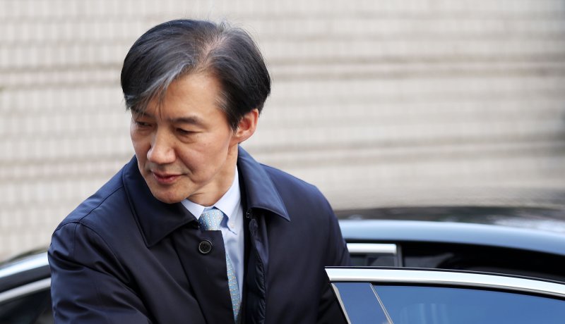 [서울=뉴시스] 홍효식 기자 = '자녀 입시 비리 및 유재수 감찰무마' 등 혐의로 징역 2년을 선고 받은 조국 전 법무부 장관이 지난 2월8일 오후 서울 서초구 서울고등법원에서 열린 항소심 선고 공판을 마친 뒤 차량에 탑승하고 있다. 2024.02.08. yesphoto@newsis.com