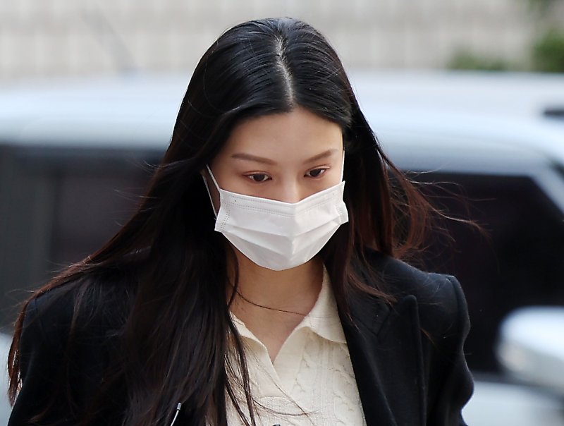 [서울=뉴시스] 김명년 기자 = 입시 비리 혐의로 기소된 조국 조국혁신당 대표의 딸 조민이 지난 3월22일 오전 서울 서초구 중앙지방법원에서 열린 1심 선고공판에 출석하고 있다. 2024.03.22. kmn@newsis.com