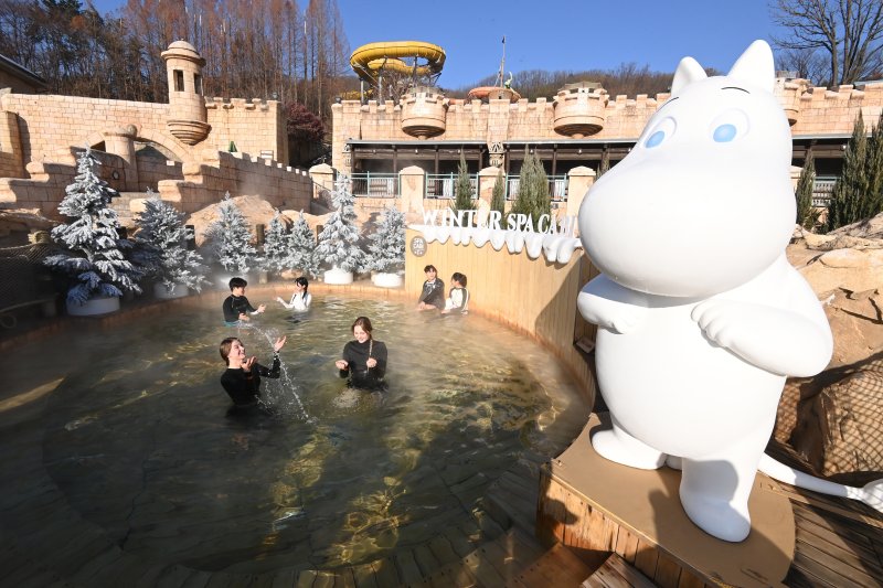 [용인=뉴시스] 김종택 기자 = 12일 경기도 용인시 캐리비안 베이에서 관계자들이 무민 캐릭터 테마로 꾸며진 북유럽 감성의 '윈터 스파 캐비'를 하고 있다.지난 6일 부터 운영을 시작한 '윈터 스파 캐비'에서는 귀여운 무민 개릭터와 함께 노천욕을 즐기며 푸짐한 먹거리와 참여 이벤트 등도 즐길 수 있다. 2024.12.12. jtk@newsis.com