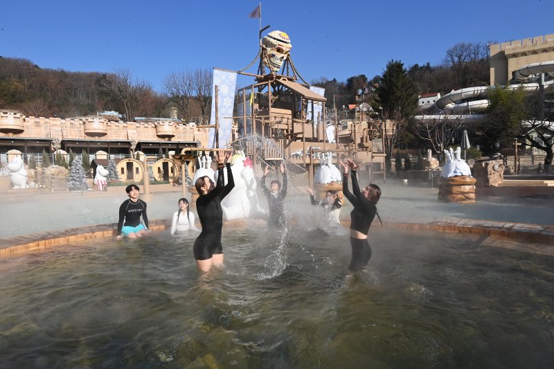[용인=뉴시스] 김종택 기자 = 12일 경기도 용인시 캐리비안 베이에서 관계자들이 무민 캐릭터 테마로 꾸며진 북유럽 감성의 '윈터 스파 캐비'를 하고 있다.지난 6일 부터 운영을 시작한 '윈터 스파 캐비'에서는 귀여운 무민 개릭터와 함께 노천욕을 즐기며 푸짐한 먹거리와 참여 이벤트 등도 즐길 수 있다. 2024.12.12. jtk@newsis.com