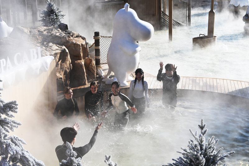 [용인=뉴시스] 김종택 기자 = 12일 경기도 용인시 캐리비안 베이에서 관계자들이 무민 캐릭터 테마로 꾸며진 북유럽 감성의 '윈터 스파 캐비'를 하고 있다.지난 6일 부터 운영을 시작한 '윈터 스파 캐비'에서는 귀여운 무민 개릭터와 함께 노천욕을 즐기며 푸짐한 먹거리와 참여 이벤트 등도 즐길 수 있다. 2024.12.12. jtk@newsis.com