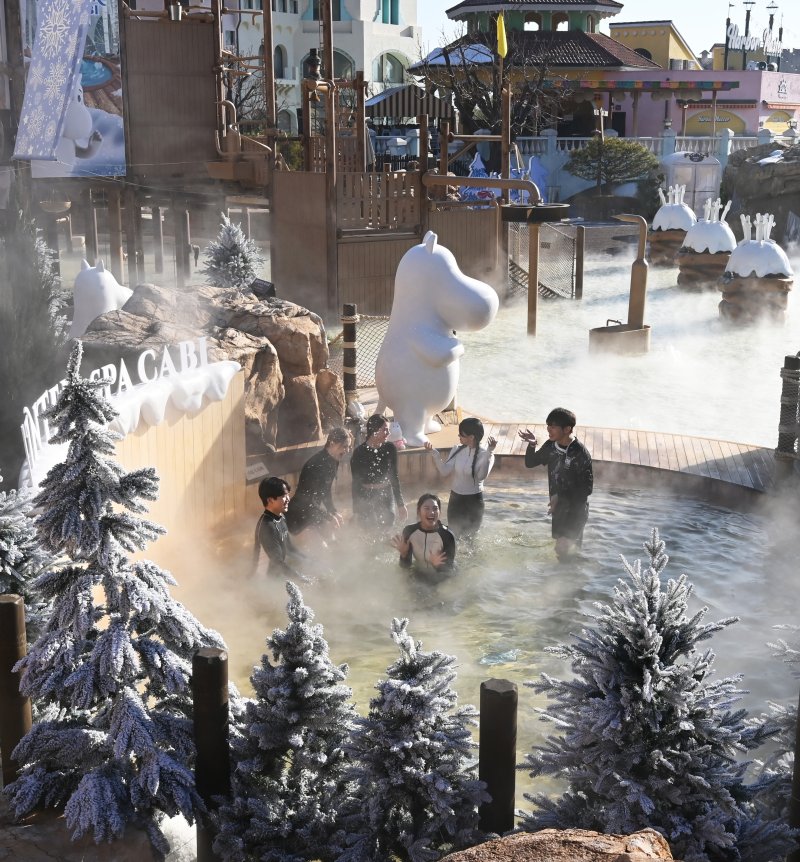 [용인=뉴시스] 김종택 기자 = 12일 경기도 용인시 캐리비안 베이에서 관계자들이 무민 캐릭터 테마로 꾸며진 북유럽 감성의 '윈터 스파 캐비'를 하고 있다.지난 6일 부터 운영을 시작한 '윈터 스파 캐비'에서는 귀여운 무민 개릭터와 함께 노천욕을 즐기며 푸짐한 먹거리와 참여 이벤트 등도 즐길 수 있다. 2024.12.12. jtk@newsis.com