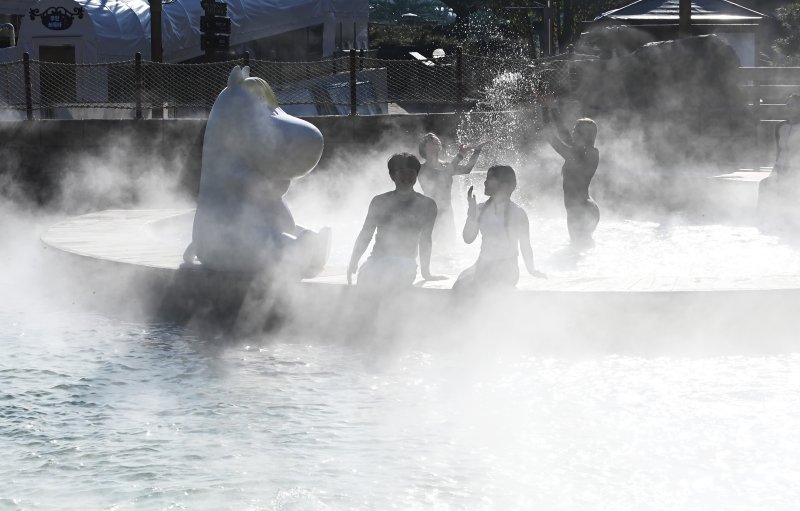 [용인=뉴시스] 김종택 기자 = 12일 경기도 용인시 캐리비안 베이에서 관계자들이 무민 캐릭터 테마로 꾸며진 북유럽 감성의 '윈터 스파 캐비'를 하고 있다.지난 6일 부터 운영을 시작한 '윈터 스파 캐비'에서는 귀여운 무민 개릭터와 함께 노천욕을 즐기며 푸짐한 먹거리와 참여 이벤트 등도 즐길 수 있다. 2024.12.12. jtk@newsis.com