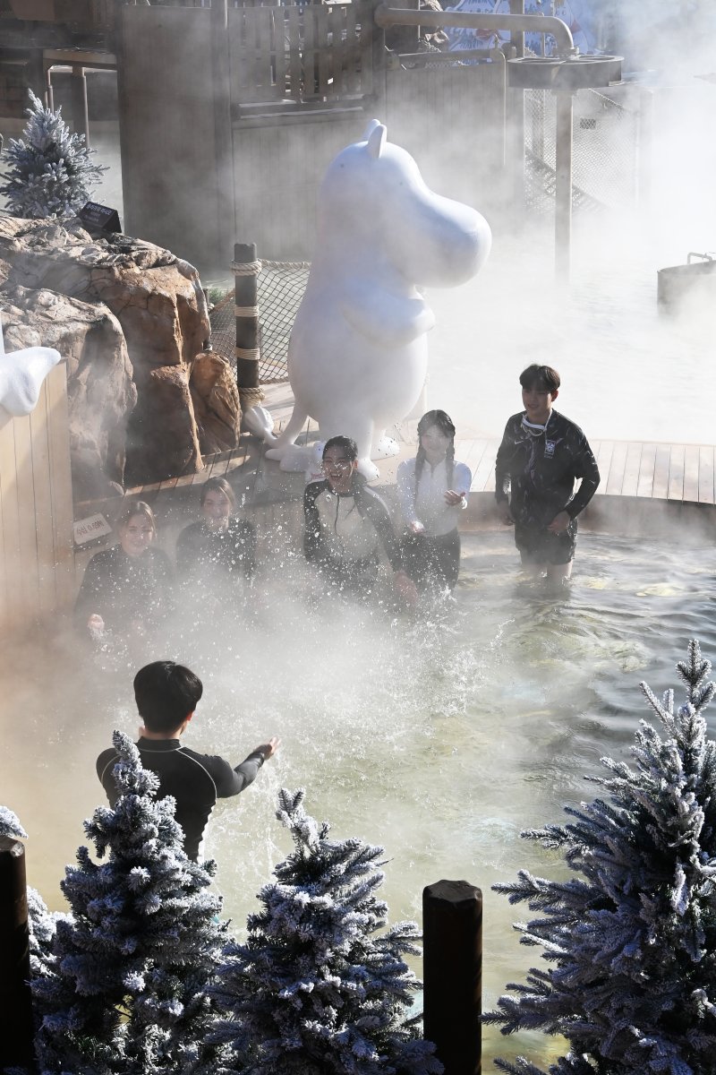 [용인=뉴시스] 김종택 기자 = 12일 경기도 용인시 캐리비안 베이에서 관계자들이 무민 캐릭터 테마로 꾸며진 북유럽 감성의 '윈터 스파 캐비'를 하고 있다.지난 6일 부터 운영을 시작한 '윈터 스파 캐비'에서는 귀여운 무민 개릭터와 함께 노천욕을 즐기며 푸짐한 먹거리와 참여 이벤트 등도 즐길 수 있다. 2024.12.12. jtk@newsis.com