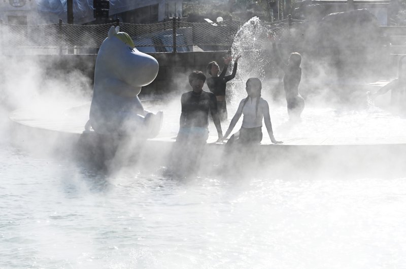 [용인=뉴시스] 김종택 기자 = 12일 경기도 용인시 캐리비안 베이에서 관계자들이 무민 캐릭터 테마로 꾸며진 북유럽 감성의 '윈터 스파 캐비'를 하고 있다. 지난 6일 부터 운영을 시작한 '윈터 스파 캐비'에서는 귀여운 무민 개릭터와 함께 노천욕을 즐기며 푸짐한 먹거리와 참여 이벤트 등도 즐길 수 있다. 2024.12.12. jtk@newsis.com
