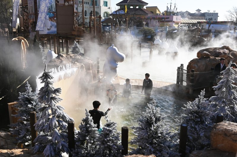 [용인=뉴시스] 김종택 기자 = 12일 경기도 용인시 캐리비안 베이에서 관계자들이 무민 캐릭터 테마로 꾸며진 북유럽 감성의 '윈터 스파 캐비'를 하고 있다.지난 6일 부터 운영을 시작한 '윈터 스파 캐비'에서는 귀여운 무민 개릭터와 함께 노천욕을 즐기며 푸짐한 먹거리와 참여 이벤트 등도 즐길 수 있다. 2024.12.12. jtk@newsis.com