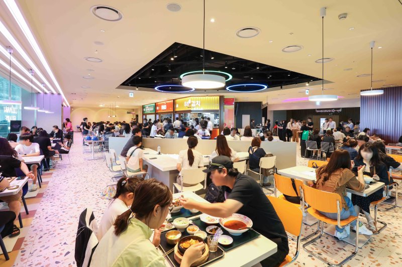 [서울=뉴시스] 인천공항 2터미널 내에 위치한 아워홈 컨세션 매장 '컬리너리스퀘어'. (사진= 아워홈 제공)