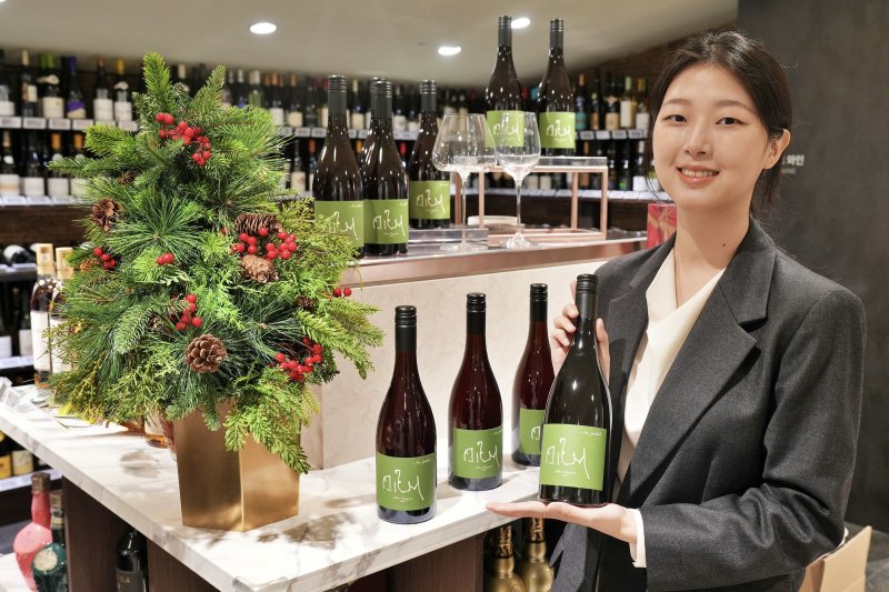 [부산=뉴시스] 부산지역 롯데백화점 4개점(부산본점·광복점·동래점·센텀시티점)은 13~25일 '롯데 와인 위크'를 연다고 12일 밝혔다. (사진=롯데백화점 제공) 2024.12.12. photo@newsis.com *재판매 및 DB 금지