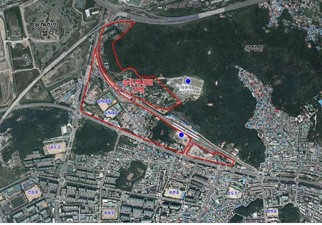 인천 송도역세권 도시개발사업과 인천발 한국고속철도(KTX) 직결사업간 사업부지가 중첩돼 송도역사 개발사업이 오랫동안 지연됐으나 국민권익위원회의 중재로 분쟁이 극적 타결됐다. 사진은 송도역 위치도 및 토지이용계획도. 인천시 제공.