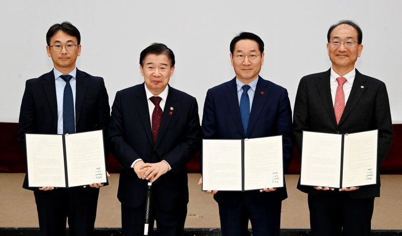 사진설명= 유정복 인천광역시장이 12일 시청 대회의실에서 열린 '송도역세권 도시개발사업 복합개발 합의서 체결식'에서 조정 당사자들과 합의서에 서명한 뒤 기념촬영을 하고 있다. (왼쪽부터 박민용 삼성물산 상무, 유철환 국민권익위원장, 유정복 인천시장, 이성해 국가철도공단 이사장)(사진= 인천시 제공)2024.12.12