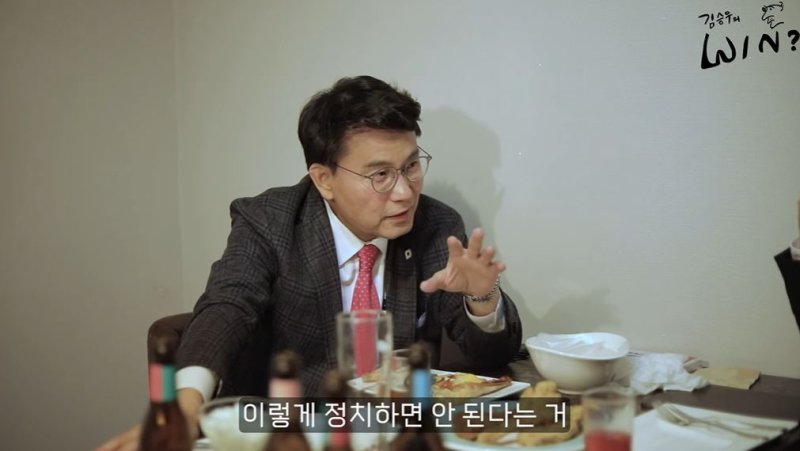 [서울=뉴시스] 12일 온라인상에는 윤 의원이 지난해 12월 배우 김승우의 유튜브 채널 '김승우WIN'에 출연해 김승우와 이야기를 나눴던 장면이 재조명돼 확산하고 있다. (사진= 유튜브 캡처) *재판매 및 DB 금지