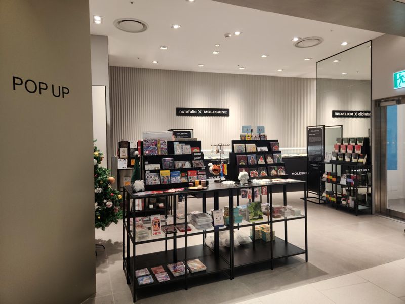 서울 여의도 더현대에서 열린 '노트폴리오 X 몰스킨 팝업스토어' 전경. HSAD 제공