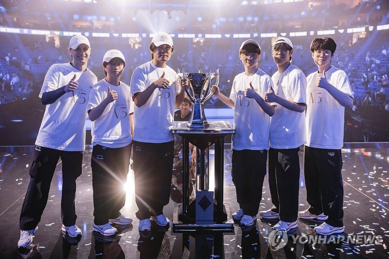 '월드 챔피언' T1, 롤드컵 결승서 BLG 꺾고 통산 5회 우승 (출처=연합뉴스)