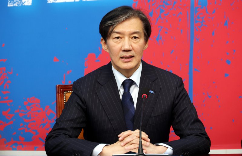 [서울=뉴시스] 조성봉 기자 = 대법서 징역 2년 확정으로 의원직을 상실한 조국 조국혁신당 대표가 12일 오후 서울 여의도 국회에서 열린 기자간담회에서 취재진의 질문에 답변하고 있다. 2024.12.12. suncho21@newsis.com