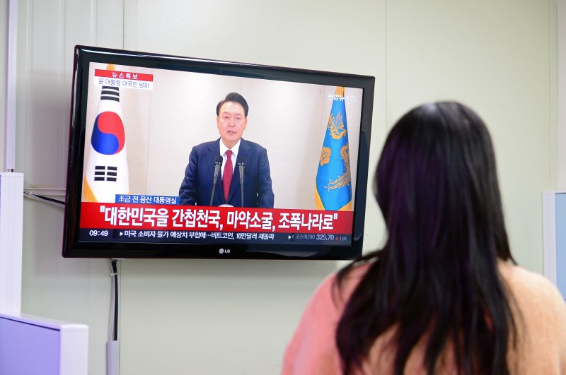 12일 오전 광주 동구의 한 사무실에서 시민들이 윤석열 대통령 대국민 담화를 시청하고 있다. 2024.12.12/뉴스1 ⓒ News1 이승현 기자