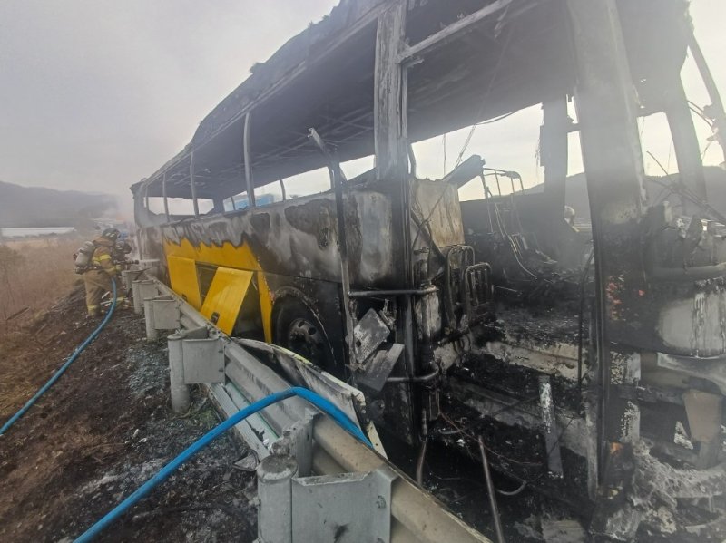 체험학습 가던 초등생 33명 태운 버스서 화재..인명피해 없어