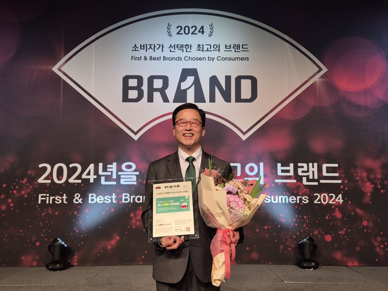 하나손해보험의 ‘하나 다이렉트 자동차보험’이 2024년 ‘소비자가 선택한 최고의 브랜드’ 자동차보험 부문 대상을 수상했다. 배성완 하나손해보험 대표이사 사장이 기념촬영을 하고 있다. 사진=하나손해보험 제공