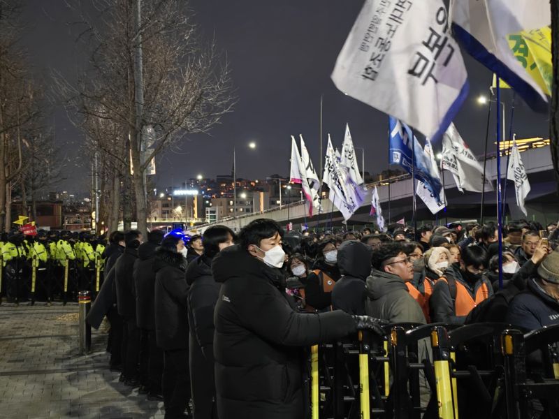 12일 오후 민주노총·윤석열 퇴진 비상행동 집회 참가자들이 서울 용산구 한남동 대통령 관저 인근에서 윤석열 대통령 탄핵을 촉구하며 경찰과 대치하고 있다. /사진=서지윤 기자