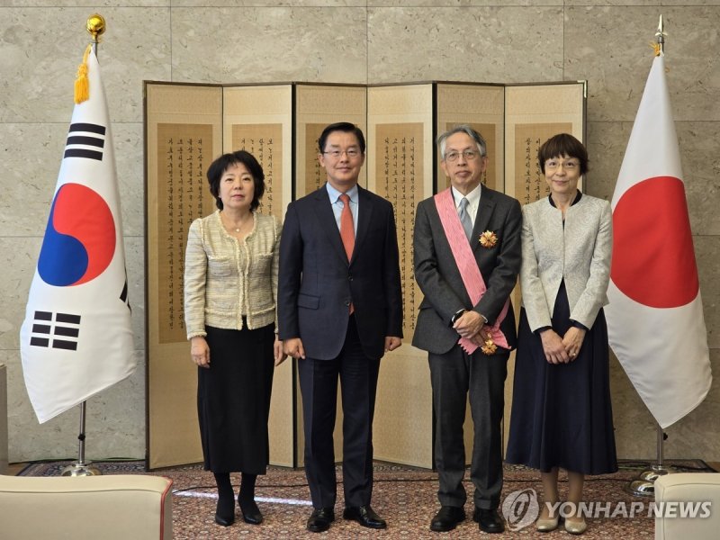 수교훈장 받은 아이보시 전 주한 일본대사 (출처=연합뉴스)