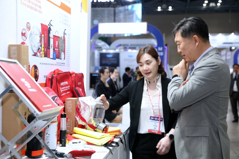 지난 4월 17일 경기도 고양시 킨텍스에서 열린 '코리아나라장터엑스포'에서 공공기관 구매담당자들이 여성기업공동관을 둘러보고 있다. 여경협 제공