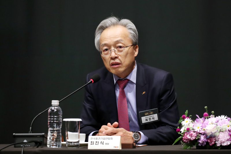 최진식 중견련 회장 만장일치 연임