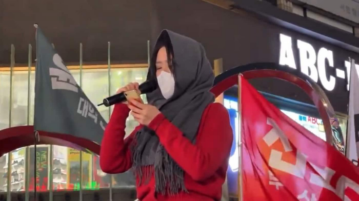 "술집 여자도 민주 시민"…尹 탄핵집회 단상 오른 노래방도우미 화제