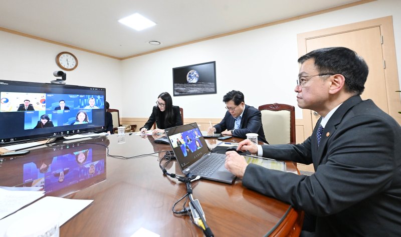 [세종=뉴시스] 최상목 부총리 겸 기획재정부 장관이 12일 서울 종로구 정부서울청사에서 마리 디론 국제신용평가사 Moody's 국가신용등급 글로벌 총괄과 화상회의를 하고 있다. (사진=기획재정부 제공) *재판매 및 DB 금지 /사진=뉴시스