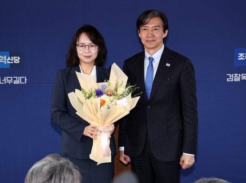 조국 조국혁신당 대표(오른쪽)가 11일 오전 서울 여의도 당사에서 열린 입당식에서 백선희 서울신학대 사회복지학과 교수와 기념촬영을 하고 있다. 2024.3.11/뉴스1 ⓒ News1 구윤성 기자 /사진=뉴스1