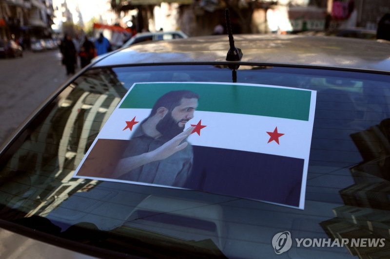 반군단체 하야트 타흐리르 알샴(HTS)의 수장 아부 무함마드 알졸라니 사진을 부착한 자동차 (출처=연합뉴스)