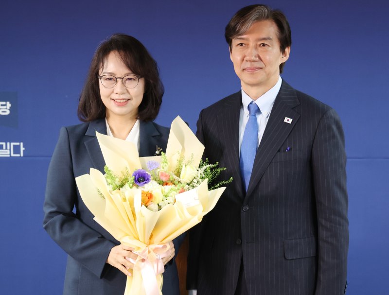 [서울=뉴시스] 추상철 기자 = 조국 조국혁신당 대표가 11일 오전 서울 여의도 조국혁신당 당사에서 열린 전문가 입당식에서 백선희 서울신학대학교 사회복지학과 교수에게 꽃다발을 전달한 후 기념촬영을 하고 있다. 2024.03.11. scchoo@newsis.com