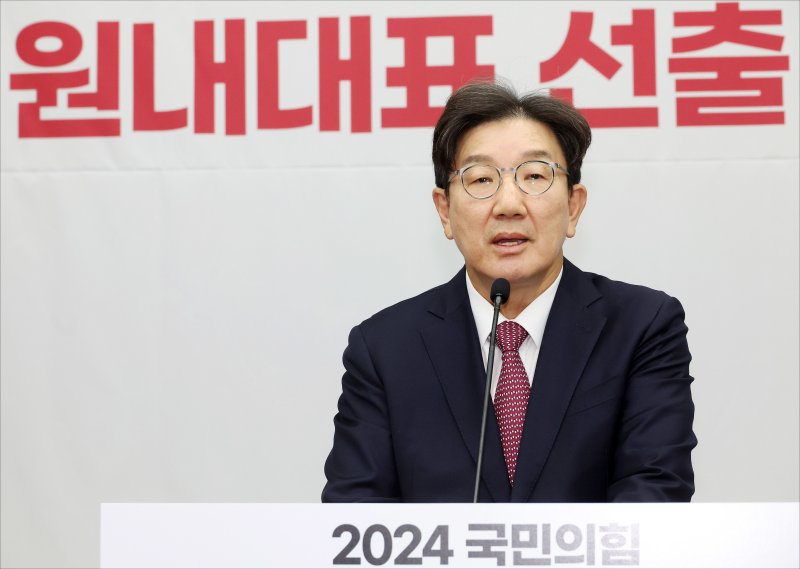 권성동 국민의힘 신임 원내대표가 12일 서울 여의도 국회에서 열린 2024 국민의힘 원내대표 선출 의원총회에서 당선 소감을 밝히고 있다. (공동취재) 2024.12.12/뉴스1 ⓒ News1 구윤성 기자