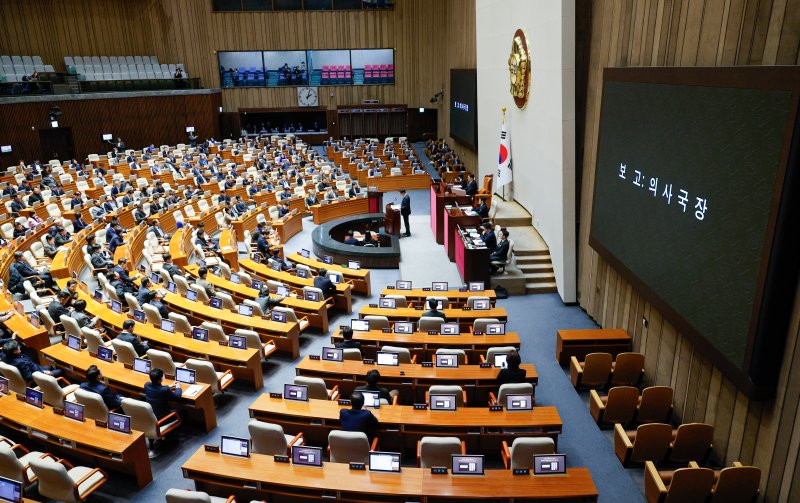 정명호 국회 의사국장이 13일 오후 서울 여의도 국회에서 열린 제419회국회(임시회) 제3차 본회의에서 윤석열 대통령 탄핵소추안을 보고하고 있다. /사진=뉴스1