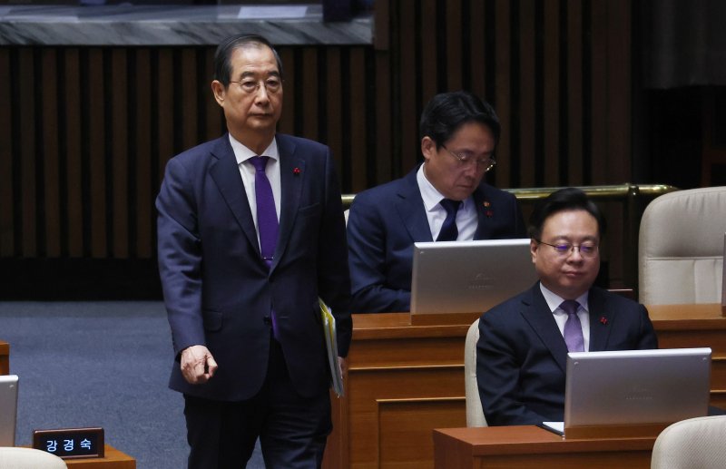 본회의 참석하는 한덕수 국무총리 (서울=연합뉴스) 박동주 기자 = 한덕수 국무총리가 13일 오후 국회 본회의에서 열린 '윤석열 대통령 위헌적 비상계엄 선포 내란행위 관련 긴급현안질문'에 참석하고 있다. 2024.12.13 pdj6635@yna.co.kr (끝)