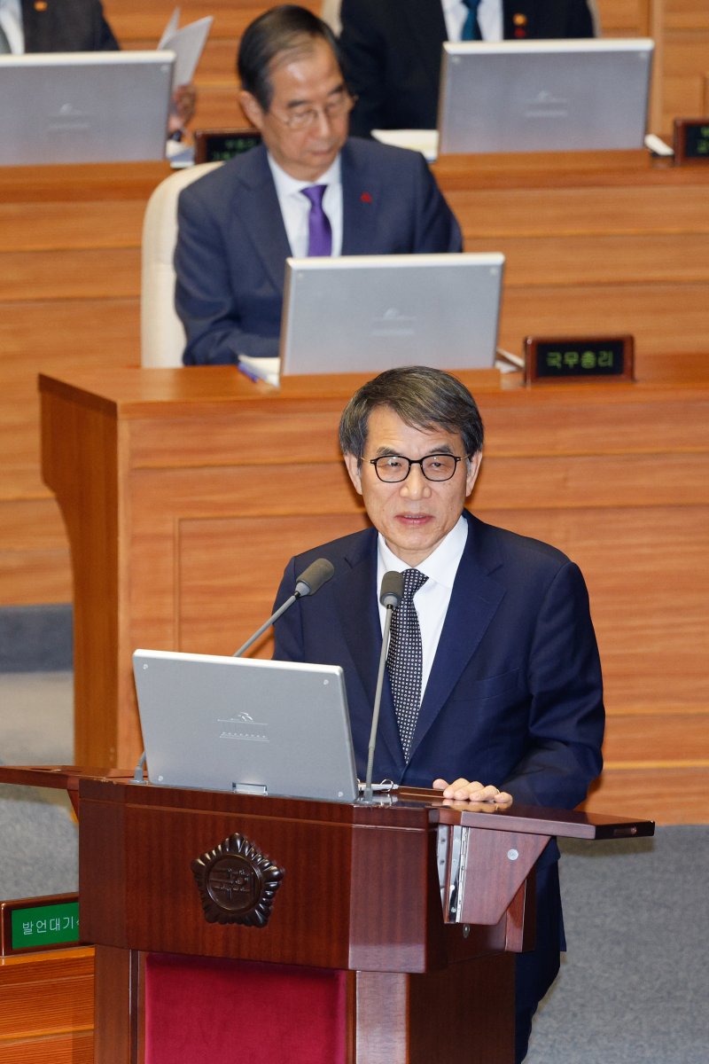 노태악 중앙선거관리위원회 위원장이 13일 오후 서울 여의도 국회에서 열린 제419회국회(임시회) 제3차 본회의에서 조정식 더불어민주당 의원의 윤석열 대통령 위헌적 비상계엄 선포 내란행위 관련 긴급현안질문에 답하고 있다. 뉴스1화상