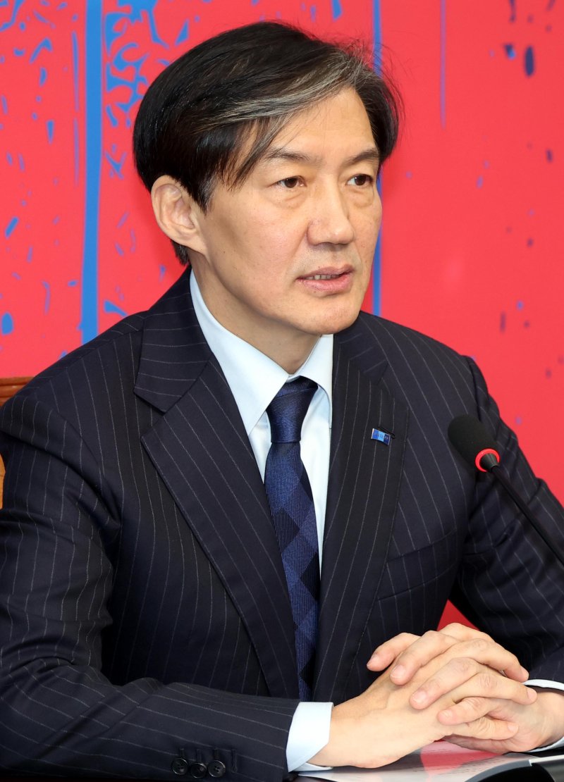 [서울=뉴시스] 조성봉 기자 = 대법서 징역 2년 확정으로 의원직을 상실한 조국 조국혁신당 대표가 12일 오후 서울 여의도 국회에서 열린 기자간담회에서 취재진의 질문에 답변하고 있다. 2024.12.12. suncho21@newsis.com