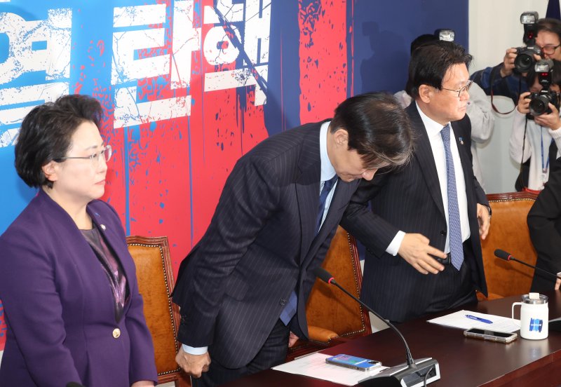 [서울=뉴시스] 조성봉 기자 = 대법서 징역 2년 확정으로 의원직을 상실한 조국 조국혁신당 대표가 12일 오후 서울 여의도 국회에서 열린 기자간담회를 마치고 고개숙여 인사하고 있다. 2024.12.12. suncho21@newsis.com