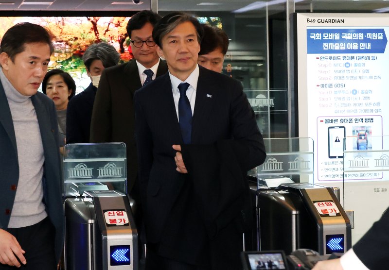 [서울=뉴시스] 조성우 기자 = 대법원에서 자녀 입시비리 등 혐의로 징역 2년 실형을 선고 받은 조국 조국혁신당 전 대표가 12일 오후 서울 여의도 국회 본청을 나서고 있다. 2024.12.12. xconfind@newsis.com