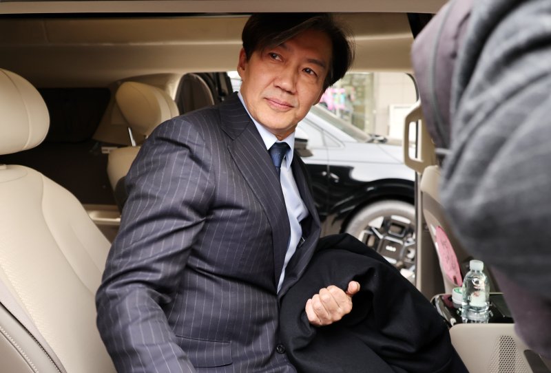 [서울=뉴시스] 조성우 기자 = 대법원에서 자녀 입시비리 등 혐의로 징역 2년 실형을 선고 받은 조국 조국혁신당 전 대표가 12일 오후 서울 여의도 국회 본청을 나와 차량을 타고 있다. 2024.12.12. xconfind@newsis.com