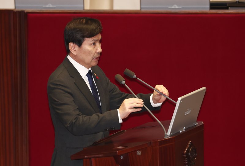 김선호 국방부 장관 직무대리가 13일 오후 서울 여의도 국회에서 열린 윤석열 대통령 위헌적 비상계엄 선포 내란행위 관련 긴급현안 본회의에 출석해 답변하고 있다. 사진=뉴스1