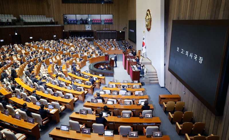 정명호 국회 의사국장이 13일 오후 서울 여의도 국회에서 열린 제419회국회(임시회) 제3차 본회의에서 윤석열 대통령 탄핵소추안을 보고하고 있다. 2024.12.13/뉴스1 ⓒ News1 안은나 기자