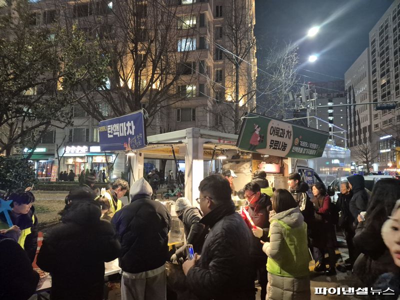 13일 오후 서울 영등포구 국회대로에서 열린 윤석열 대통령의 탄핵을 촉구하는 집회에서 사단법인 '겨레하나'가 물어묵을 무료 나눔하고 있다. 사진=김동규 기자