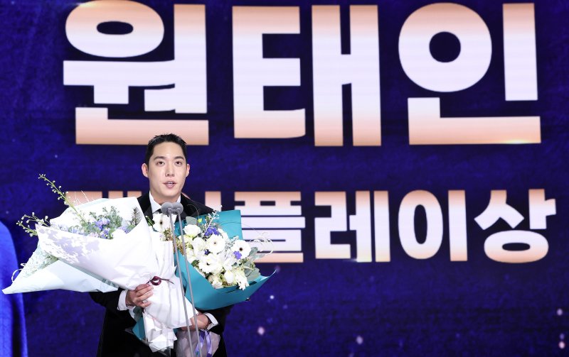 삼성 라이온즈 원태인이 13일 서울 강남구 코엑스 오디토리움에서 열린 ‘2024 신한은행 SOL KBO 골든글러브 시상식’에서 페어플레이상 수상 소감을 전하고 있다. 2024.12.13/뉴스1 ⓒ News1 김성진 기자